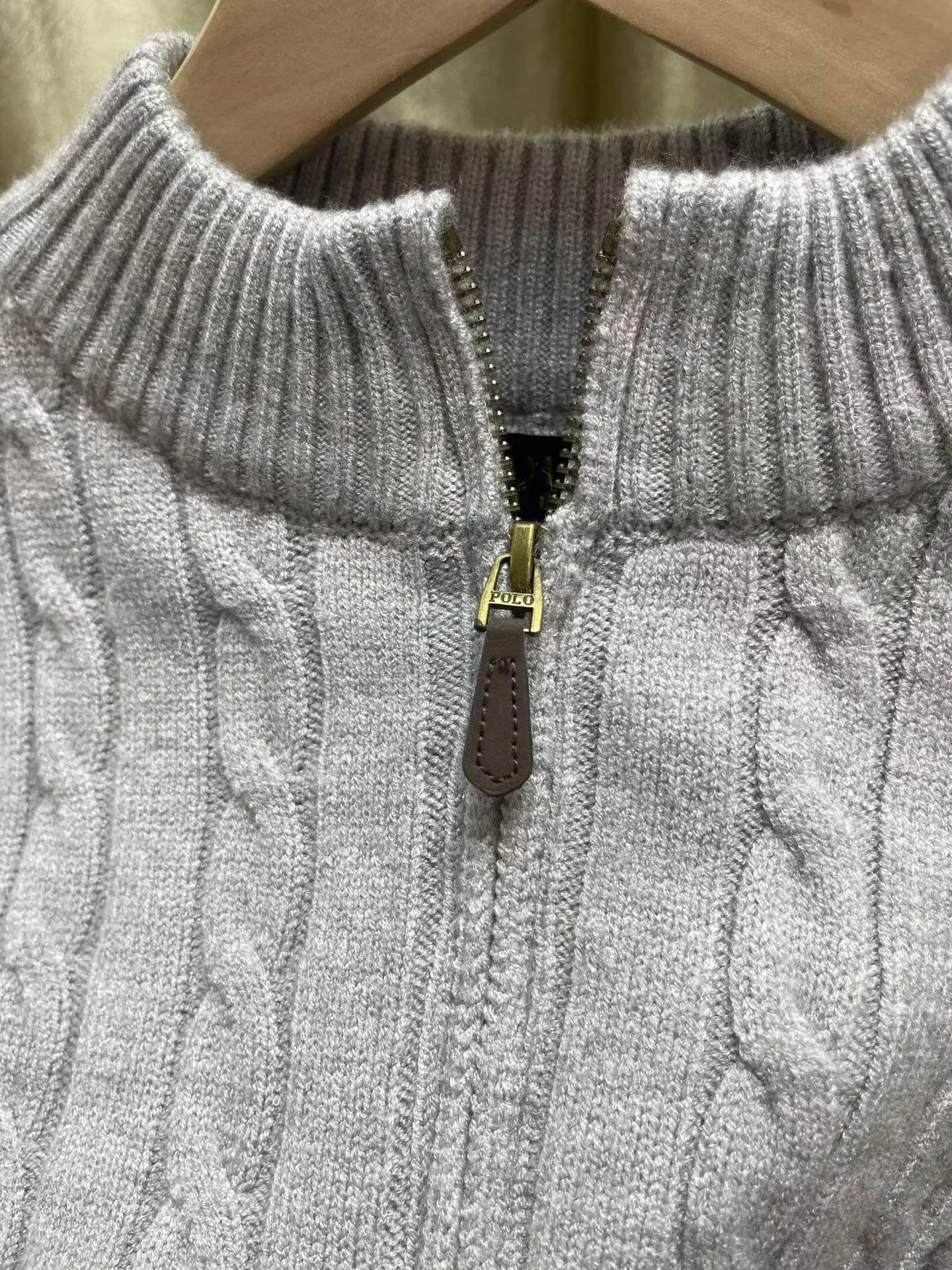 P276 Top quality products Top purchasing version SS25 new autumn product POLO Lavlauf Small logo embroidered twisted rope half-zip sweater Counter-color dyed wool blended cotton yarn High weight and high density Super high quality The wool is soft, delicate and skin-friendly. It feels soft and silky. The hand feel is not ordinary 💕 All color dyed high weight cotton yarn ensures no color difference. It adopts four-hole knitting method, tight and textured It is durable, does not deform and is not prone to pilling. It has a soft, warm and comfortable feel. It does not stick to your body when worn alone. It is absolutely perfect‼ ️Classic knitted clothing uses exquisite details and iconic brand symbols to reinterpret the charming charm, injecting low-key brand logo connotation into the entire design. It is simply amazing🉑️All produced on imported looms. The details are clearly visible. The collar label has an anti-counterfeiting chip. The double-layer main wheat has a built-in NFC anti-counterfeiting chip. The washing wheat is consistent with ZP. It is full of details. The details are well grasped. Challenge the market currency and are not afraid of random comparisons! The upper body effect is very good. No matter how you match it, it looks high-end and elegant. It has a high-end feel🫴 It is so versatile🍑It is a must-have for both men and women🉑️ Color: Black Gray Size: S-XL